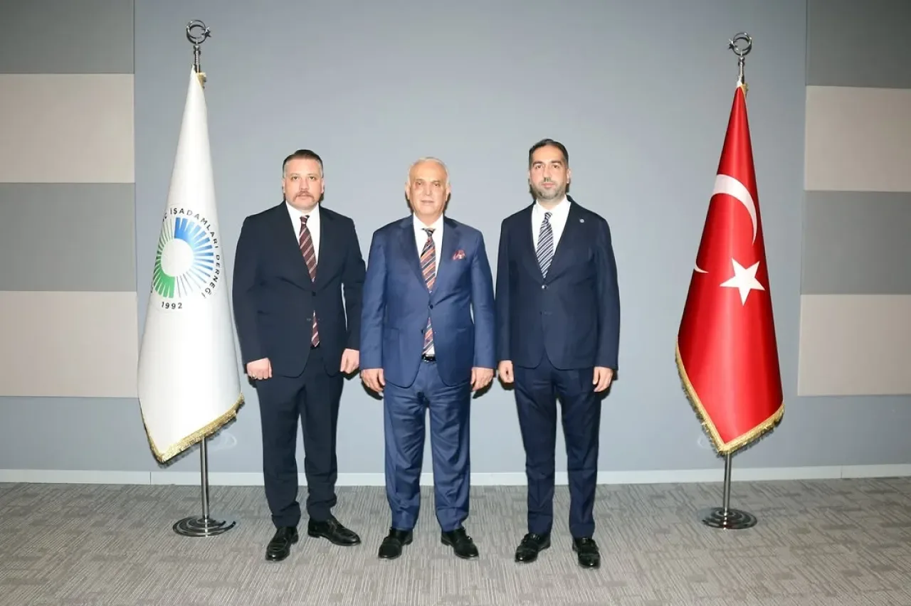 Adana'da Siyaset ve İş Dünyası Buluşması: MHP'li Heyetten Çukurova GİAD'a Ziyaret Adana'da Siyaset ve İş Dünyası Buluşması: MHP'li Heyetten Çukurova GİAD'a Ziyaret