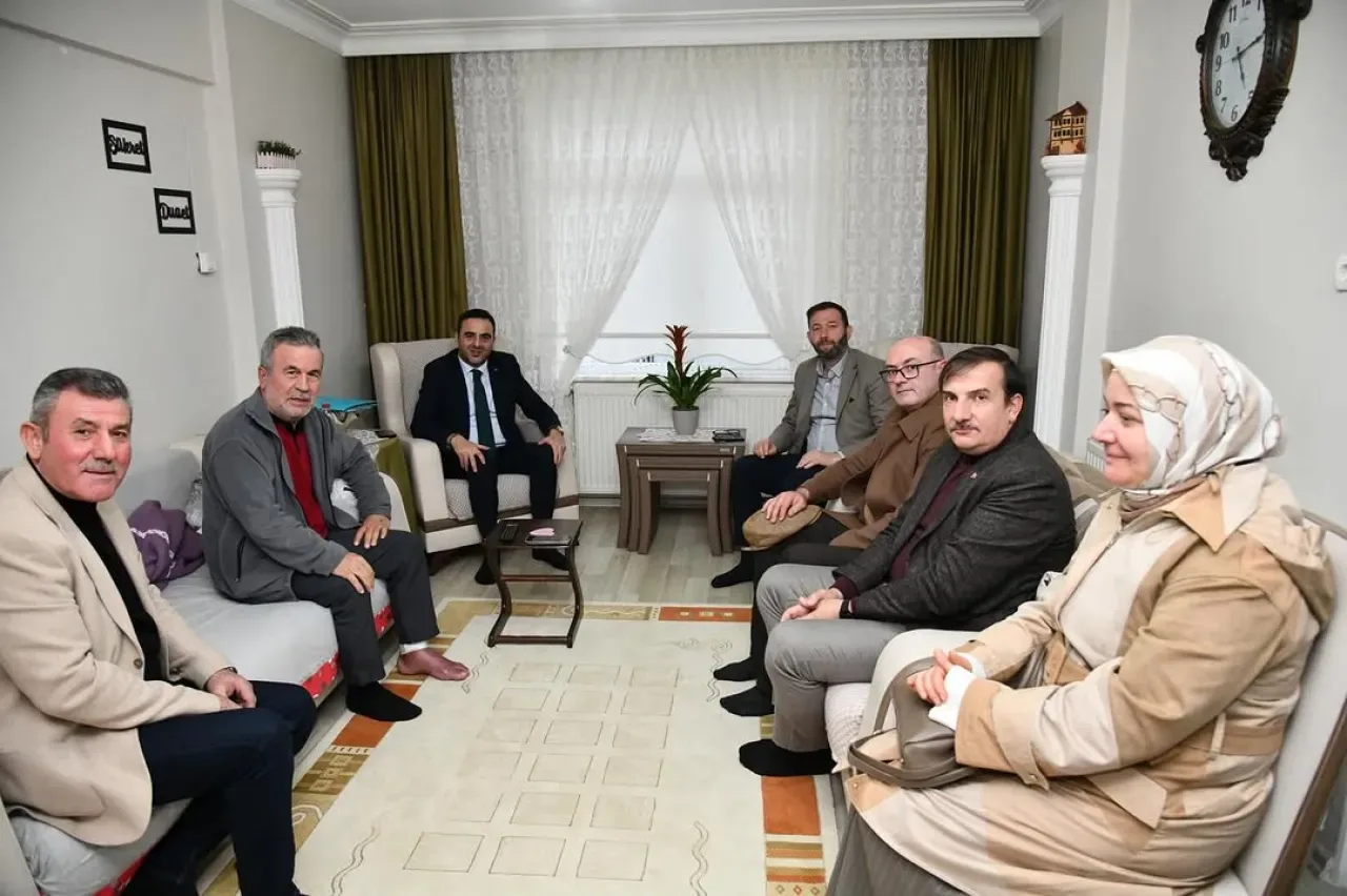 Başiskele Belediye Başkanı, Hasta ve Yaşlı Ziyaretleriyle Gönülleri Fethetti Başiskele Belediye Başkanı, Hasta ve Yaşlı Ziyaretleriyle Gönülleri Fethetti