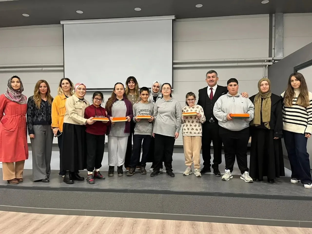 Başiskele'de Regaip Kandili Öğrencilerin Elleriyle Anlam Buldu Başiskele'de Regaip Kandili Öğrencilerin Elleriyle Anlam Buldu