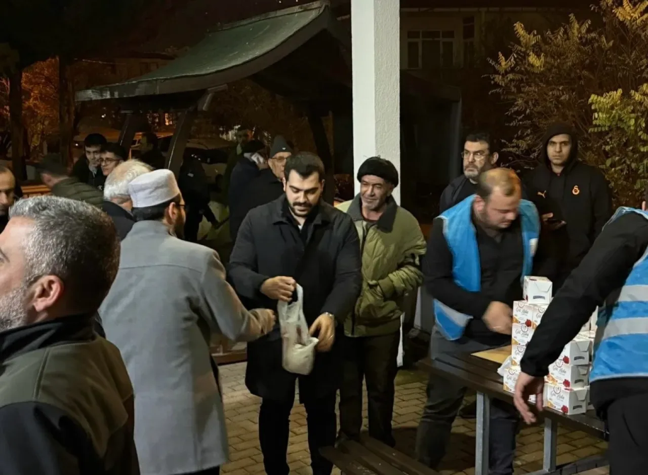 AK Parti Başiskele Gençlik Kolları'ndan Regaip Kandili'nde Anlamlı İkram AK Parti Başiskele Gençlik Kolları'ndan Regaip Kandili'nde Anlamlı İkram