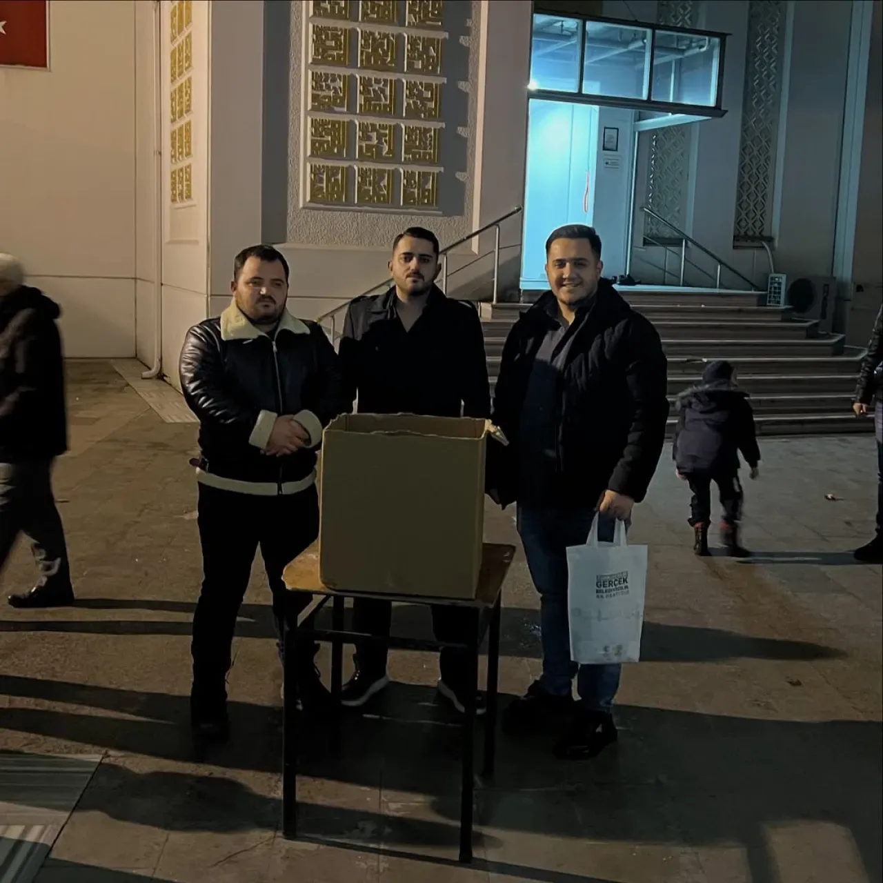 AK Partili Gençlerden Derince'de Kandil Simidi İkramı AK Partili Gençlerden Derince'de Kandil Simidi İkramı