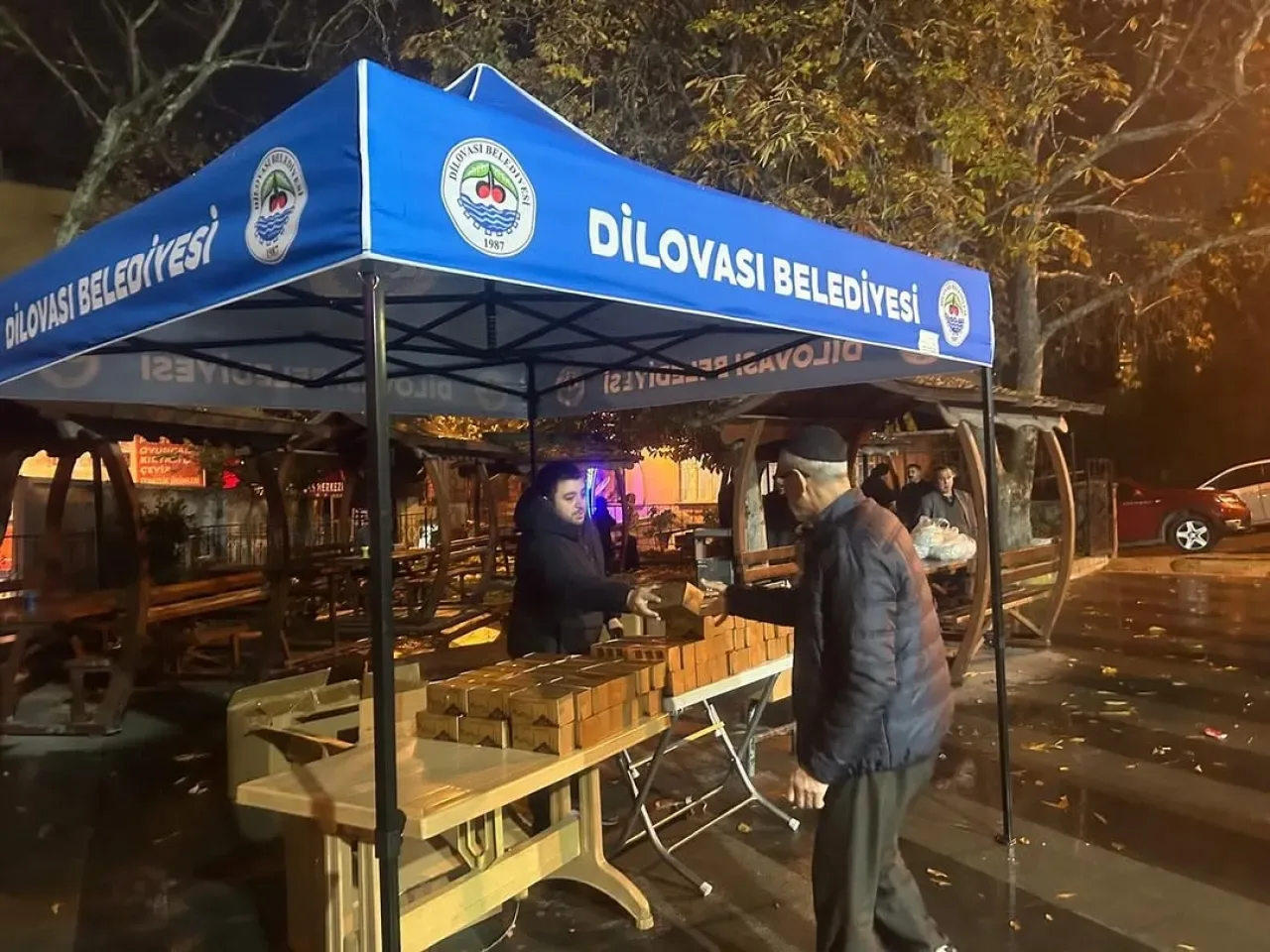 Dilovası Belediyesi'nden Regaib Kandili'nde Anlamlı Simit İkramı Dilovası Belediyesi'nden Regaib Kandili'nde Anlamlı Simit İkramı