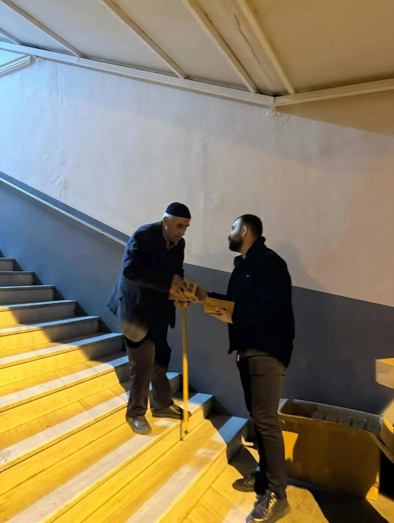 AK Parti Dilovası Gençlik Kolları'ndan Regaip Kandili'nde Anlamlı Hizmet AK Parti Dilovası Gençlik Kolları'ndan Regaip Kandili'nde Anlamlı Hizmet