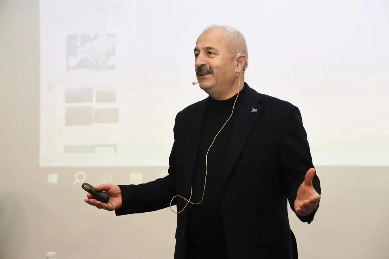 Gebze Belediye Başkanı Zinnur Büyükgöz, Genç Öğrencilerle Verimli Bir Sohbet Gerçekleştirdi Gebze Belediye Başkanı Zinnur Büyükgöz, Genç Öğrencilerle Verimli Bir Sohbet Gerçekleştirdi