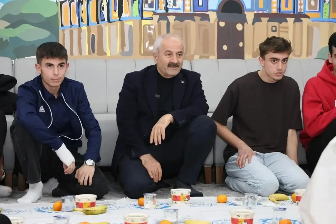 Güzide Gençlik Merkezi'nde Regaib Kandili'nde Anlamlı Buluşma Güzide Gençlik Merkezi'nde Regaib Kandili'nde Anlamlı Buluşma