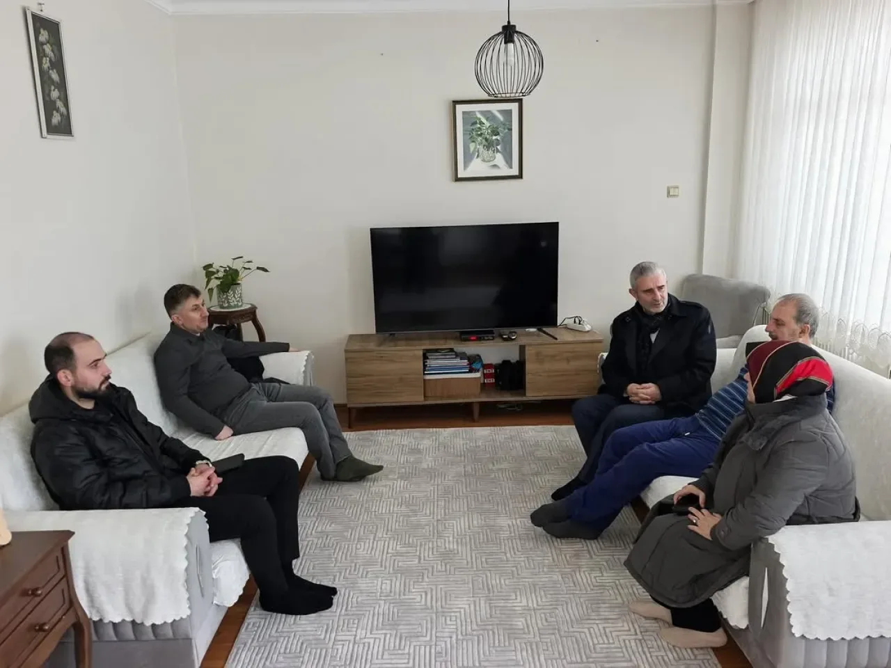 AK Parti Gebze İlçe Teşkilatı, Hastalanan Üyeyi Evinde Ziyaret Etti AK Parti Gebze İlçe Teşkilatı, Hastalanan Üyeyi Evinde Ziyaret Etti