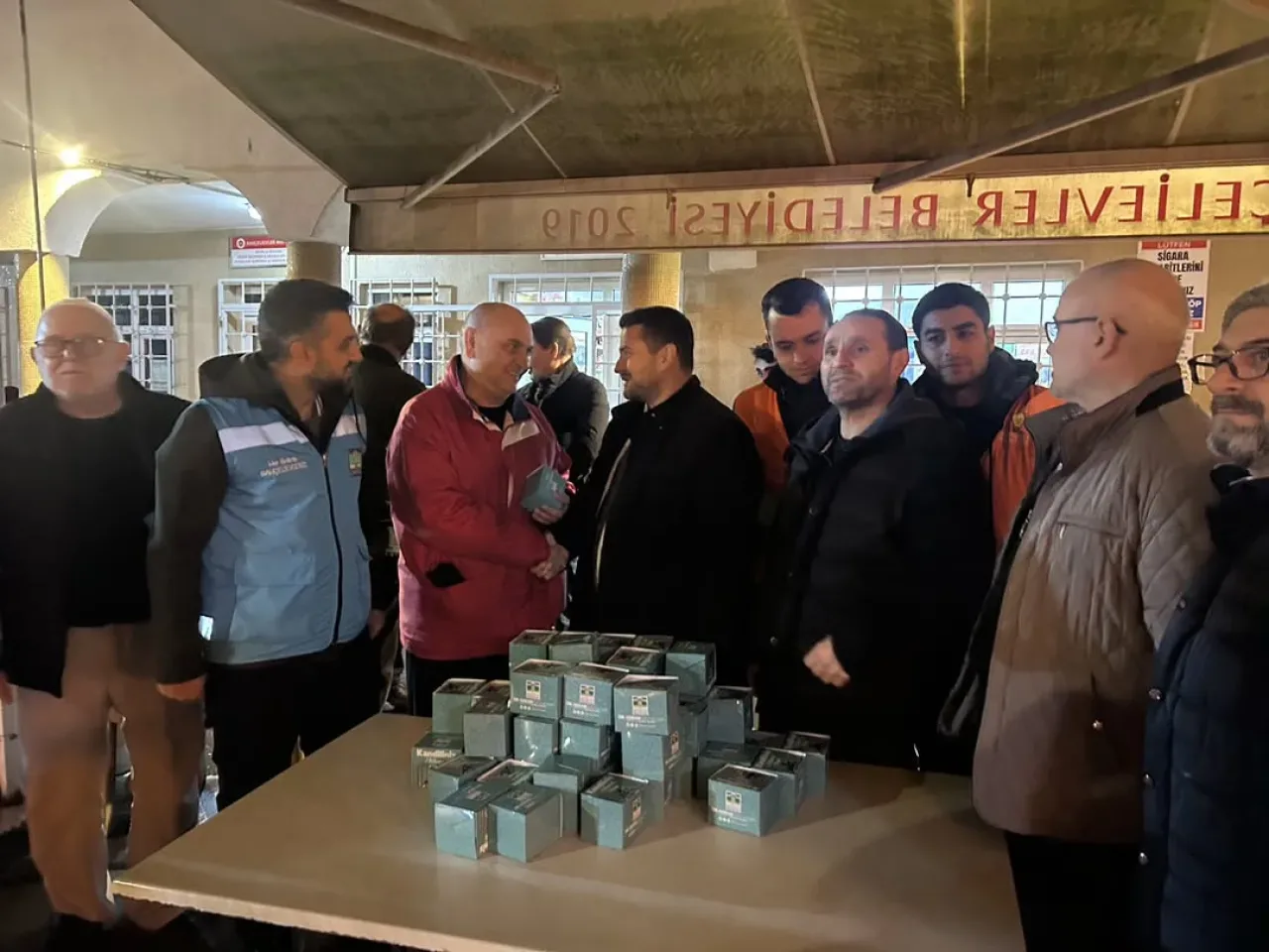 AK Parti Bahçelievler Gençlik Kolları'ndan Regaib Kandili'nde Anlamlı İkram AK Parti Bahçelievler Gençlik Kolları'ndan Regaib Kandili'nde Anlamlı İkram