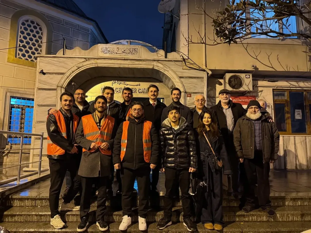 AK Parti Şişli Gençlik Kolları'ndan Kandil Gecesinde Lokum İkramı AK Parti Şişli Gençlik Kolları'ndan Kandil Gecesinde Lokum İkramı