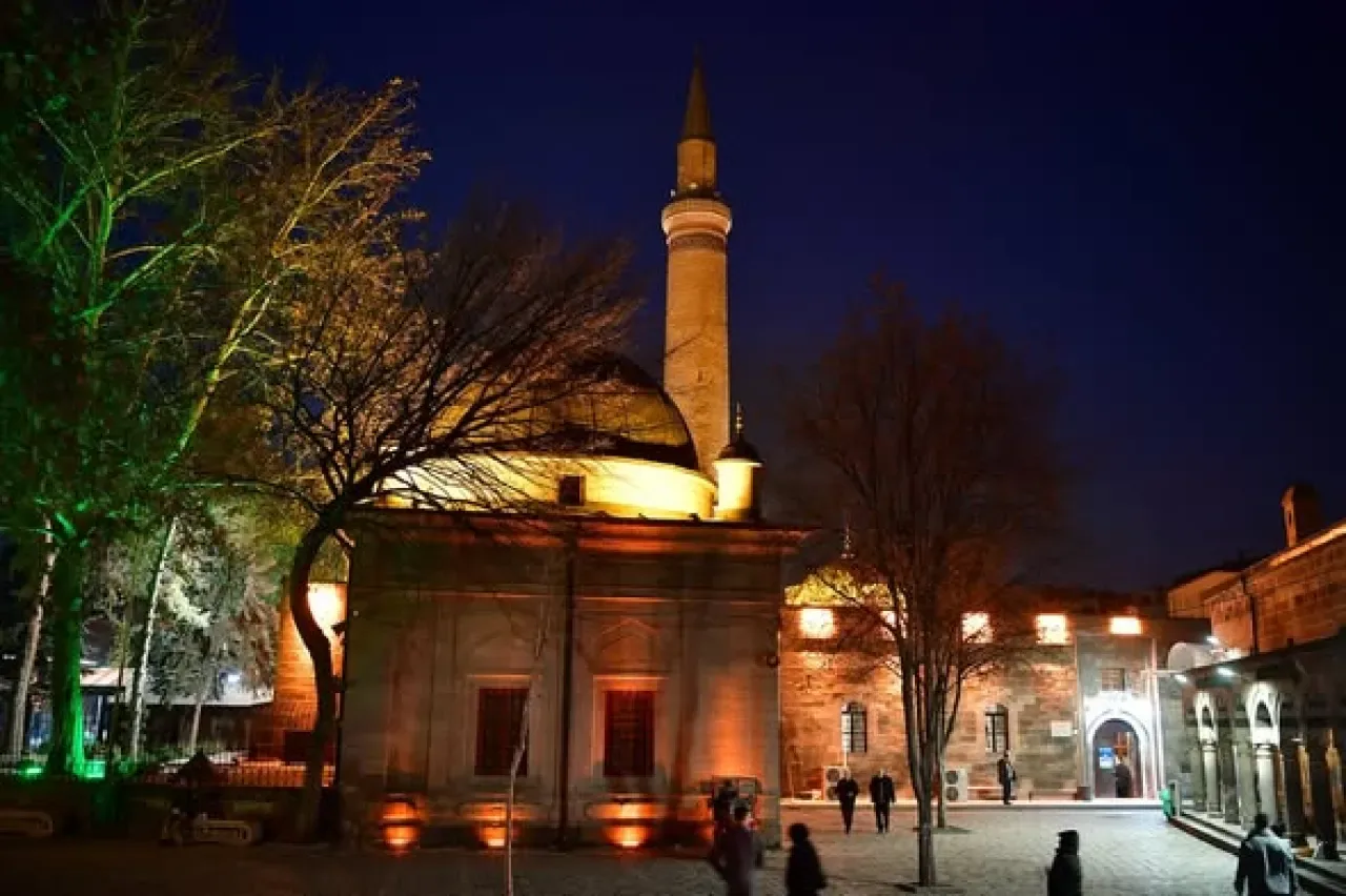 Kayseri'de Regaib Kandili Coşkusu: Camiikebir'de Dualar Yükseldi Kayseri'de Regaib Kandili Coşkusu: Camiikebir'de Dualar Yükseldi