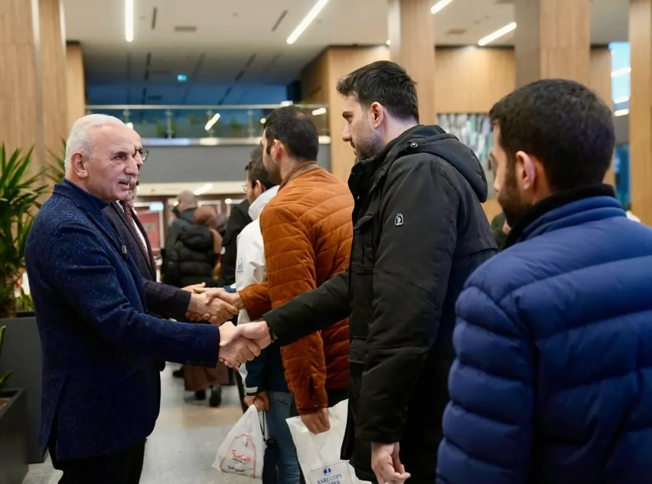 Ümraniye Belediye Başkanı İsmet Yıldırım, Regaip Kandili'nde Personeliyle Bir Araya Geldi Ümraniye Belediye Başkanı İsmet Yıldırım, Regaip Kandili'nde Personeliyle Bir Araya Geldi