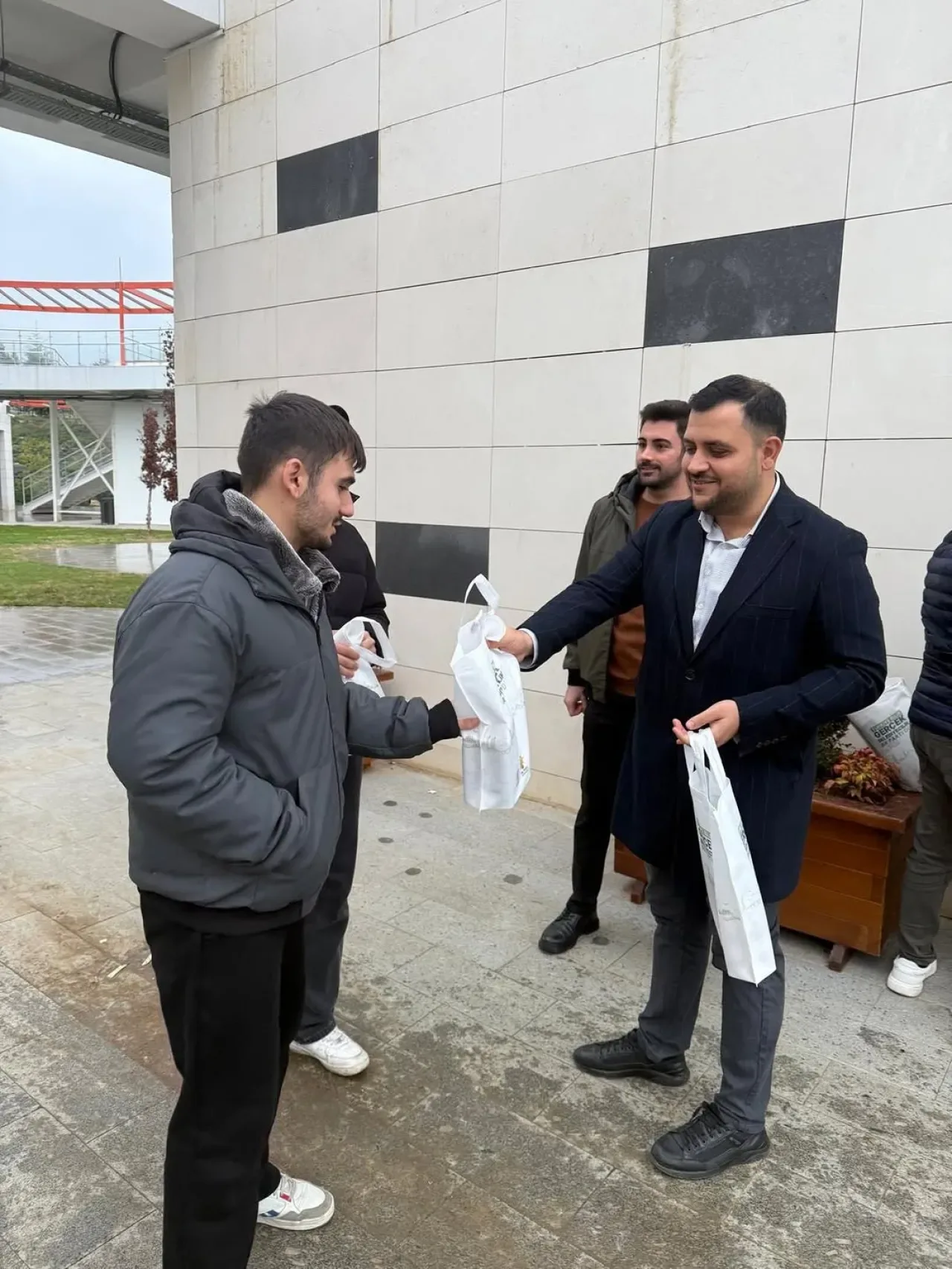 Dilovası'nda Regaip Kandili Coşkusu: Millet Bahçesi'nde Simit İkramı Dilovası'nda Regaip Kandili Coşkusu: Millet Bahçesi'nde Simit İkramı