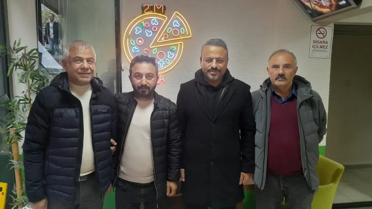 CHP'li İlçe Başkanından İş Yeri Açan Eski Meclis Üyesinin Oğluna Ziyaret CHP'li İlçe Başkanından İş Yeri Açan Eski Meclis Üyesinin Oğluna Ziyaret