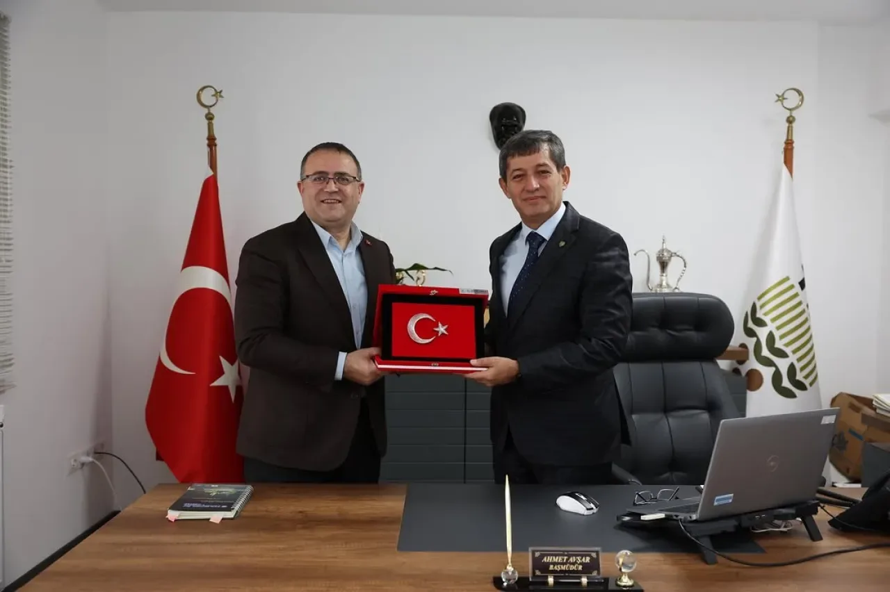 Derince Belediye Başkanı Gökçe, TMO Kocaeli Ofisi'nde Ziyaret Gerçekleştirdi Derince Belediye Başkanı Gökçe, TMO Kocaeli Ofisi'nde Ziyaret Gerçekleştirdi