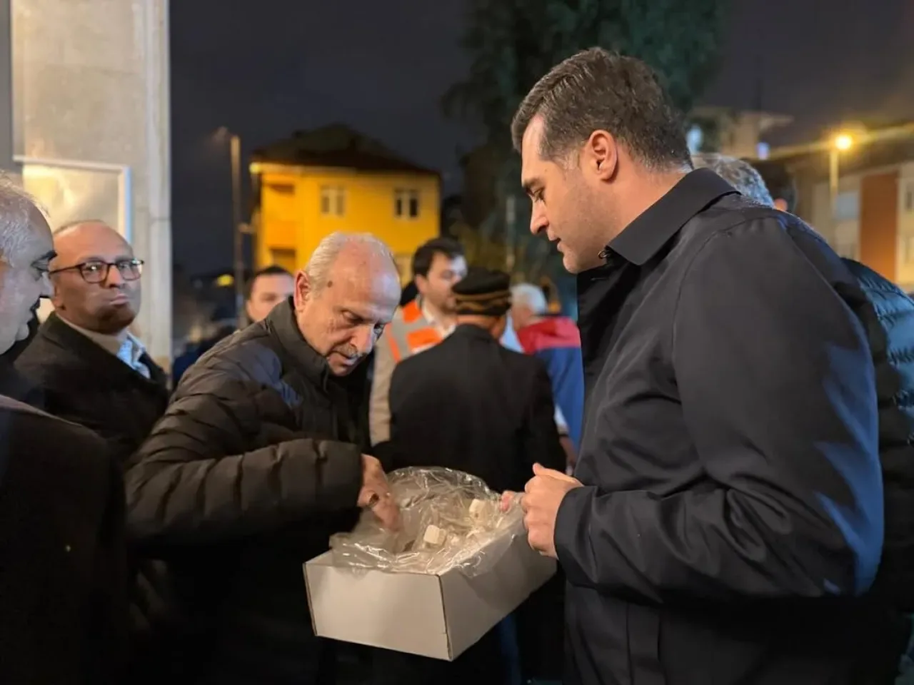 AK Parti Üsküdar'dan Regaib Kandili'nde Anlamlı İkram AK Parti Üsküdar'dan Regaib Kandili'nde Anlamlı İkram
