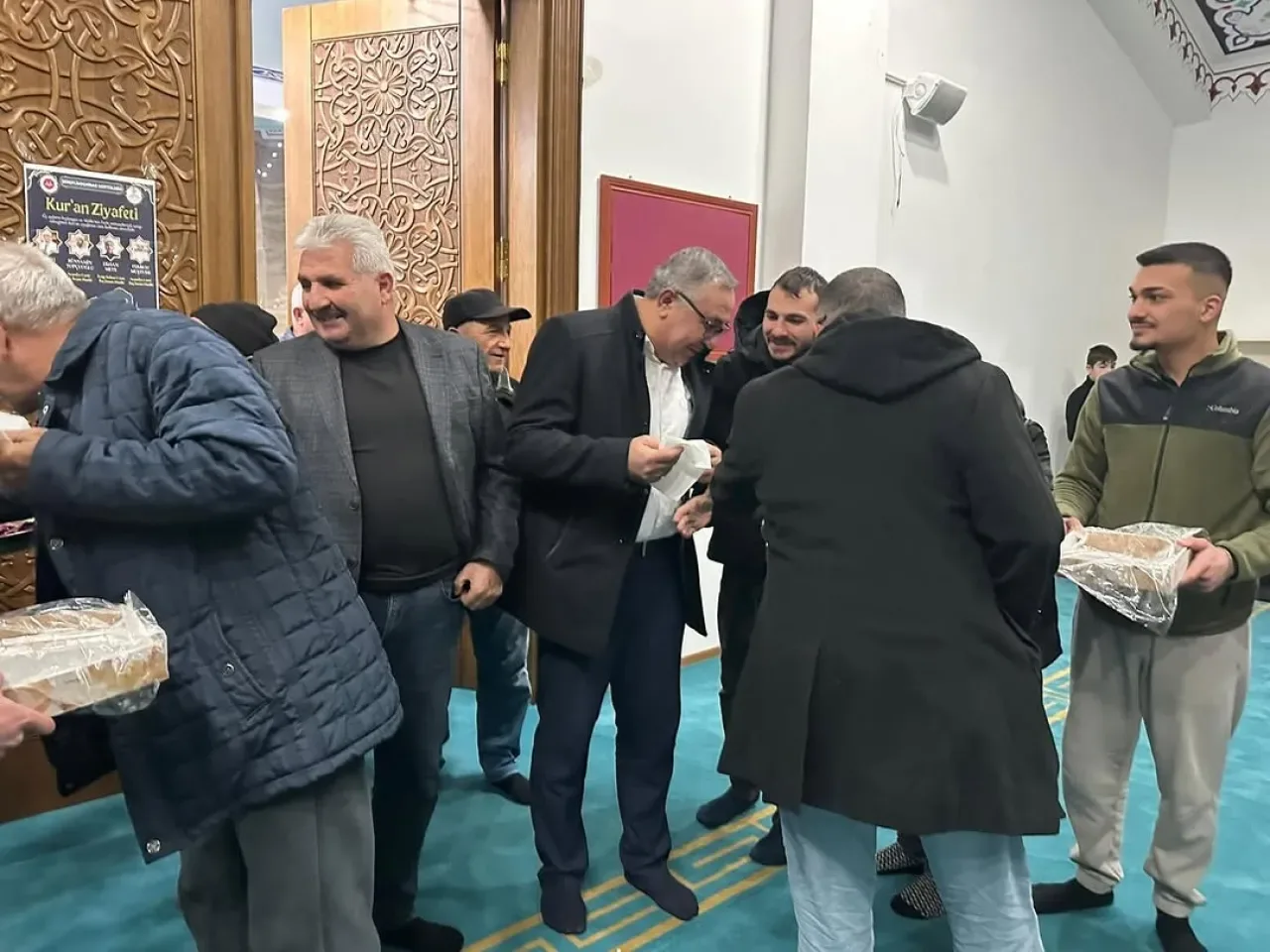 AK Parti Şereflikoçhisar'dan Regaip Kandili'nde Lokum İkramı AK Parti Şereflikoçhisar'dan Regaip Kandili'nde Lokum İkramı