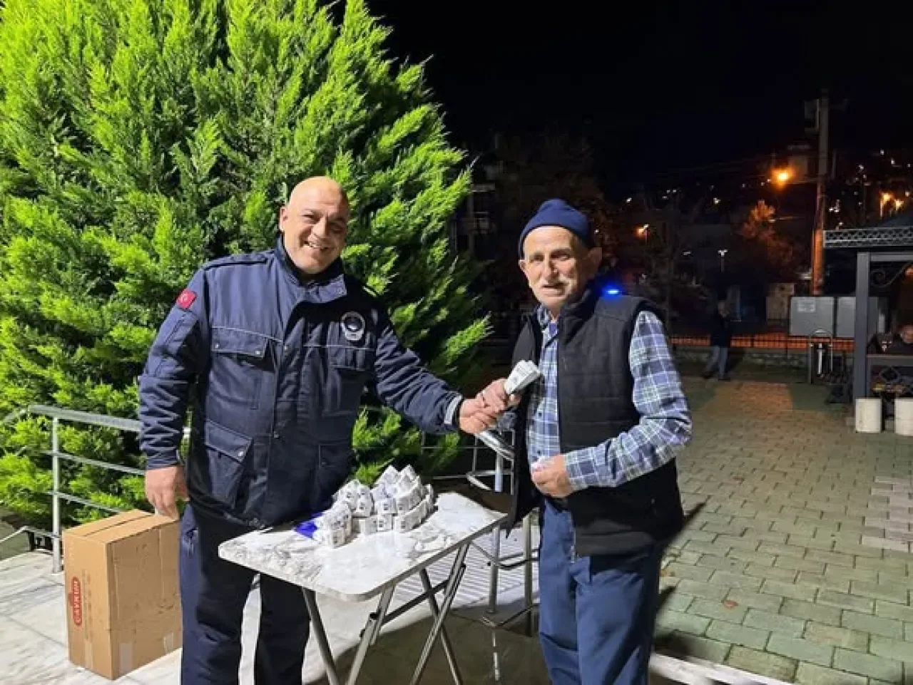 Edremit'te Regaip Kandili Coşkusu: Camilerde Şeker İkramı ve Dualar Edremit'te Regaip Kandili Coşkusu: Camilerde Şeker İkramı ve Dualar