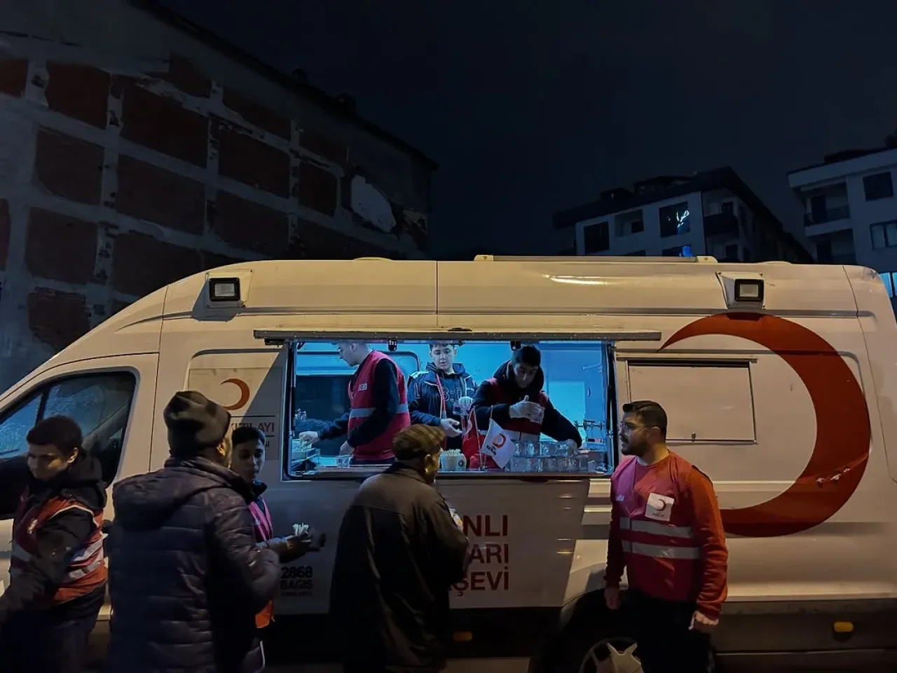 Genç Kızılay'dan Regaip Kandili'nde Anlamlı Hizmet Genç Kızılay'dan Regaip Kandili'nde Anlamlı Hizmet