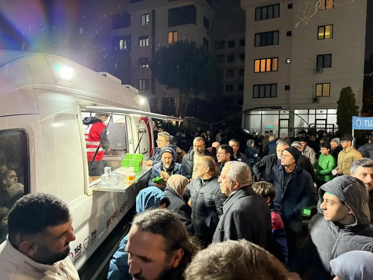 Genç Kızılay Tuzla'da Regaip Kandili'nde İkram Dağıttı Genç Kızılay Tuzla'da Regaip Kandili'nde İkram Dağıttı