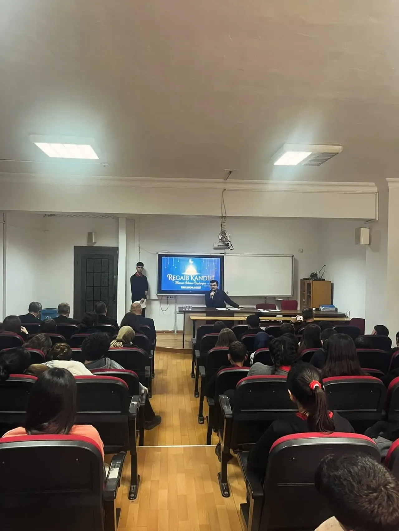 Bayrampaşa'da Regaip Kandili Coşkusu Tuna Anadolu Lisesi'nde Yaşandı Bayrampaşa'da Regaip Kandili Coşkusu Tuna Anadolu Lisesi'nde Yaşandı