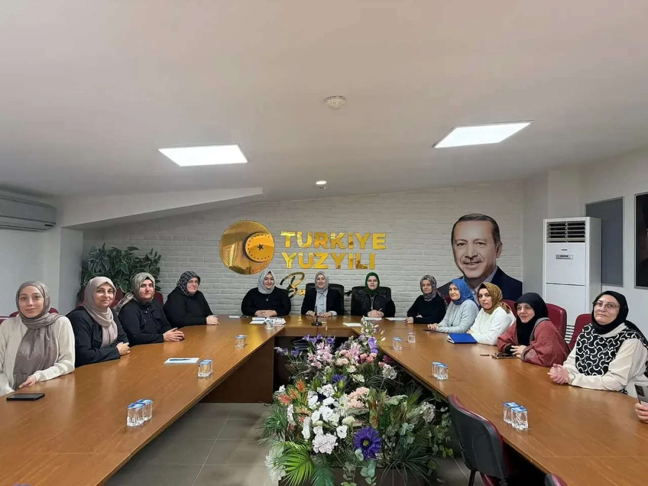 AK Parti Kartepe Kadın Kolları Yönetimi Olağan Toplantısını Gerçekleştirdi AK Parti Kartepe Kadın Kolları Yönetimi Olağan Toplantısını Gerçekleştirdi