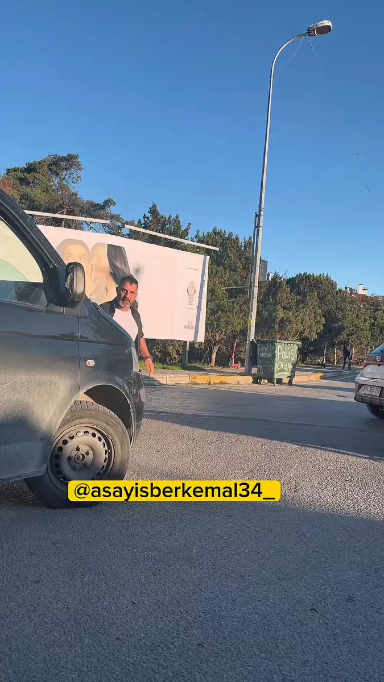 Kadıköy'de Trafik Tartışması: 'Korkak' İthamıyla Kavga Çıktı Kadıköy'de Trafik Tartışması: 'Korkak' İthamıyla Kavga Çıktı