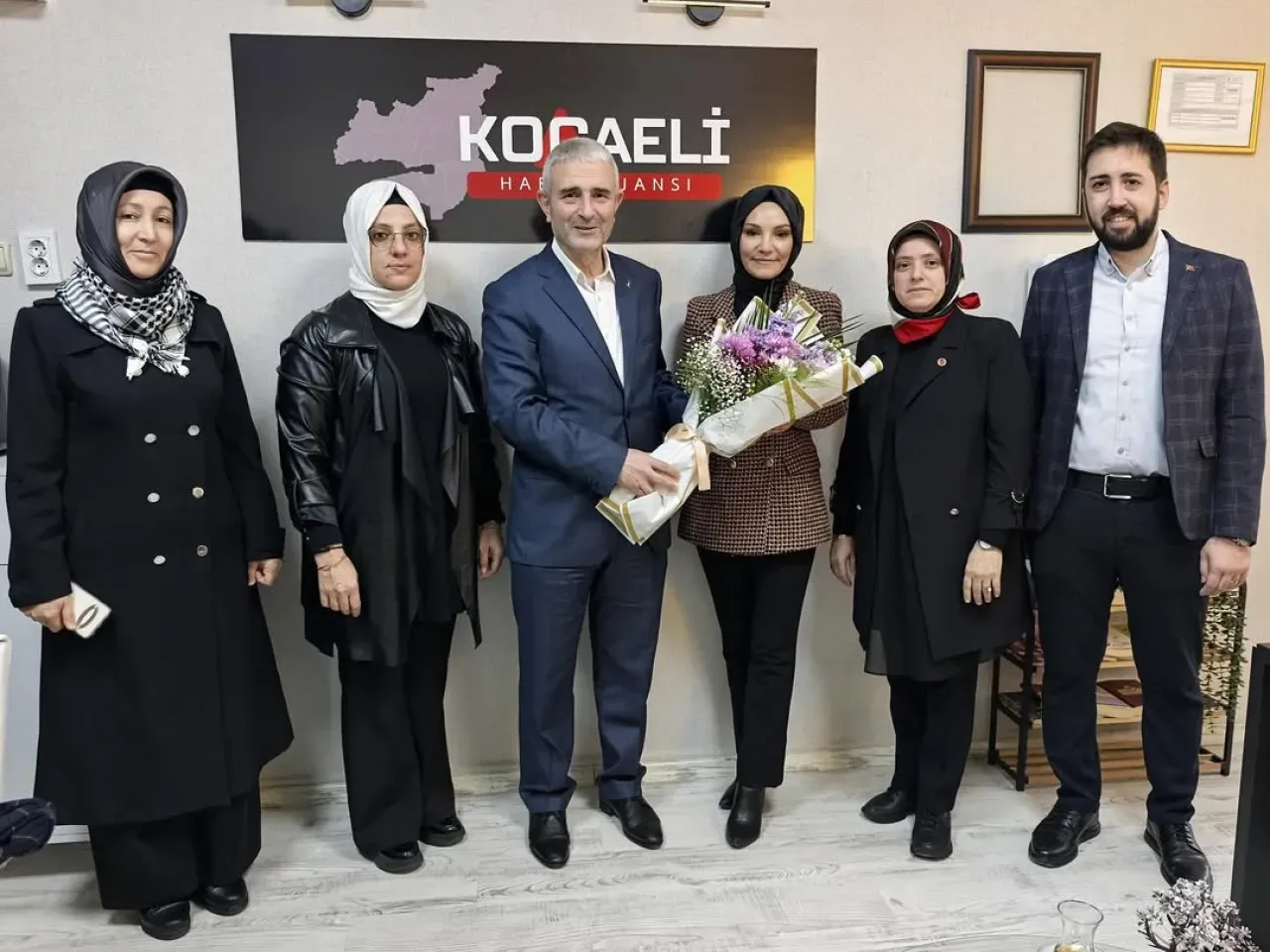 AK Parti Gebze Kadın Kolları'ndan Kocaeli Haber Ajansı'na Hayırlı Olsun Ziyareti AK Parti Gebze Kadın Kolları'ndan Kocaeli Haber Ajansı'na Hayırlı Olsun Ziyareti
