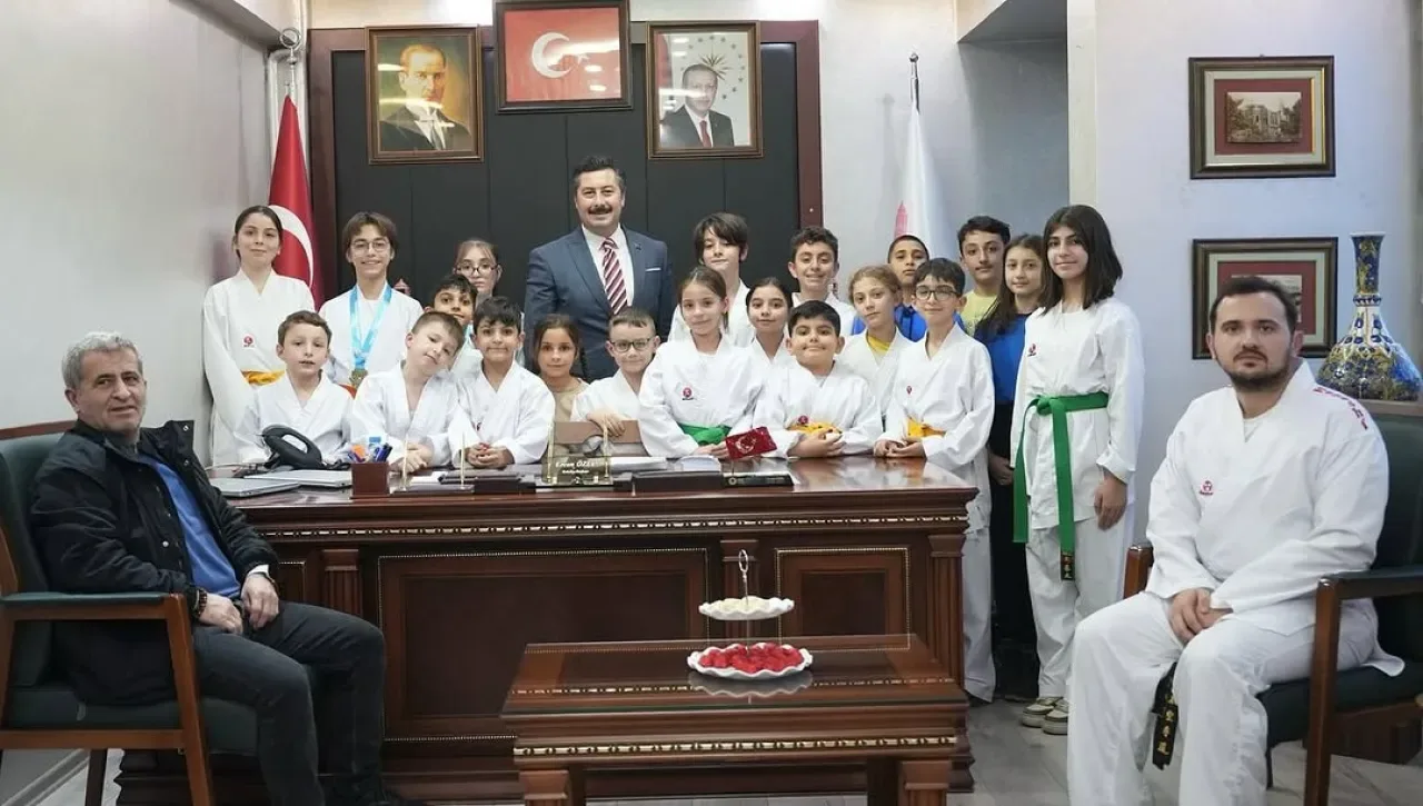 Yenişehir Belediyespor Karate Takımı, Şampiyona Öncesi Başkan Özel'i Ziyaret Etti Yenişehir Belediyespor Karate Takımı, Şampiyona Öncesi Başkan Özel'i Ziyaret Etti