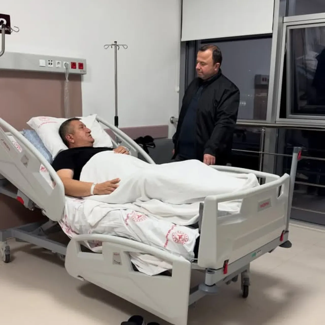 AK Parti'li İbrahim Ethem Taş, Ameliyat Olan Partili Yöneticiyi Ziyaret Etti AK Parti'li İbrahim Ethem Taş, Ameliyat Olan Partili Yöneticiyi Ziyaret Etti