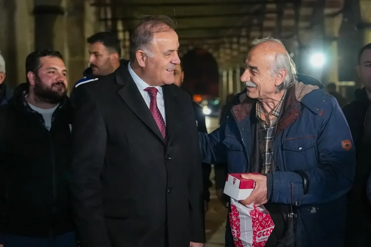 Beyoğlu'nda Regaip Kandili Coşkusu: Kandil Simitleri İkram Edildi Beyoğlu'nda Regaip Kandili Coşkusu: Kandil Simitleri İkram Edildi