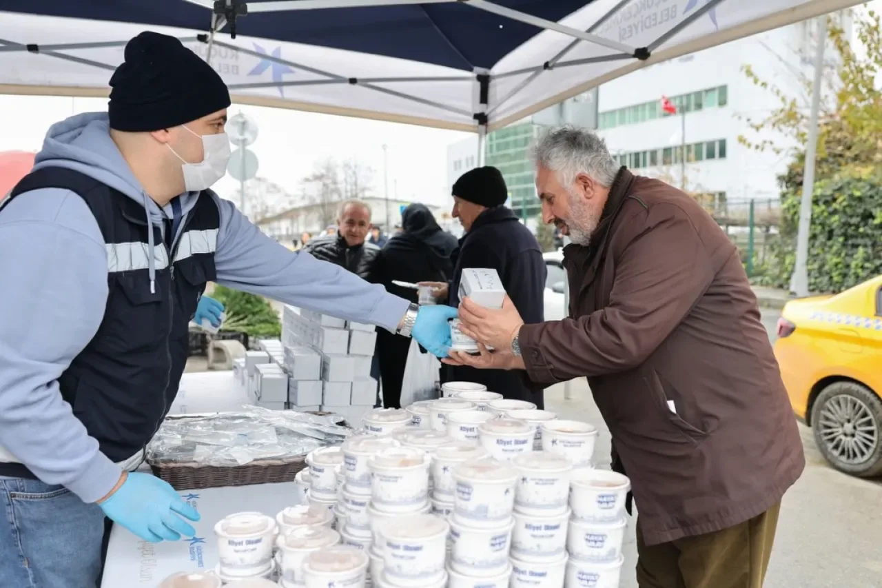 Küçükçekmece'de Regaip Kandili'nde Simit ve Helva İkramı Küçükçekmece'de Regaip Kandili'nde Simit ve Helva İkramı