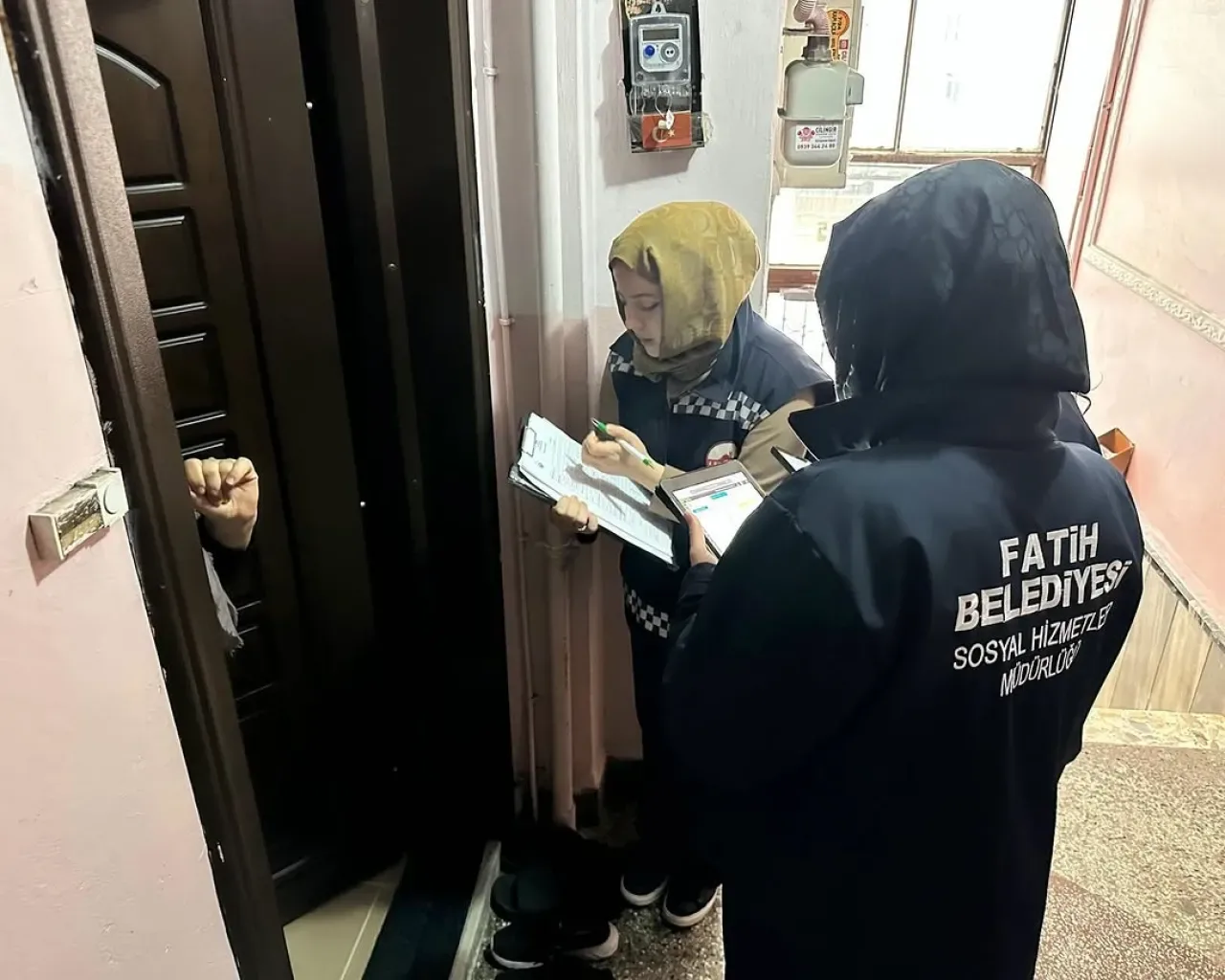 Fatih'te Kimse Yalnız Değil: Belediye Ekipleri Kapı Kapı Dolaşarak Gönüllere Dokunuyor Fatih'te Kimse Yalnız Değil: Belediye Ekipleri Kapı Kapı Dolaşarak Gönüllere Dokunuyor