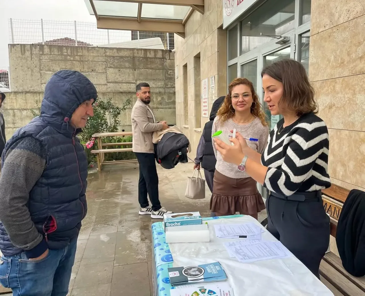 Manavgat'ta Mobil Poliklinik ile Sigara Bırakma Seferberliği Manavgat'ta Mobil Poliklinik ile Sigara Bırakma Seferberliği
