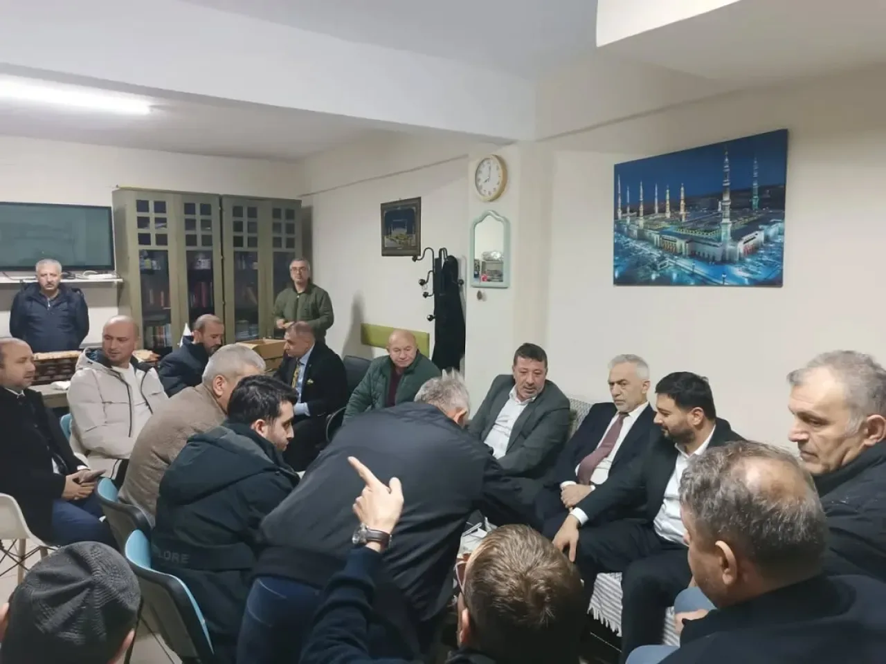 MHP Kağıthane İlçe Başkanı Şafak Taştemir, Regaip Kandili'nde Cemaatle Buluştu MHP Kağıthane İlçe Başkanı Şafak Taştemir, Regaip Kandili'nde Cemaatle Buluştu