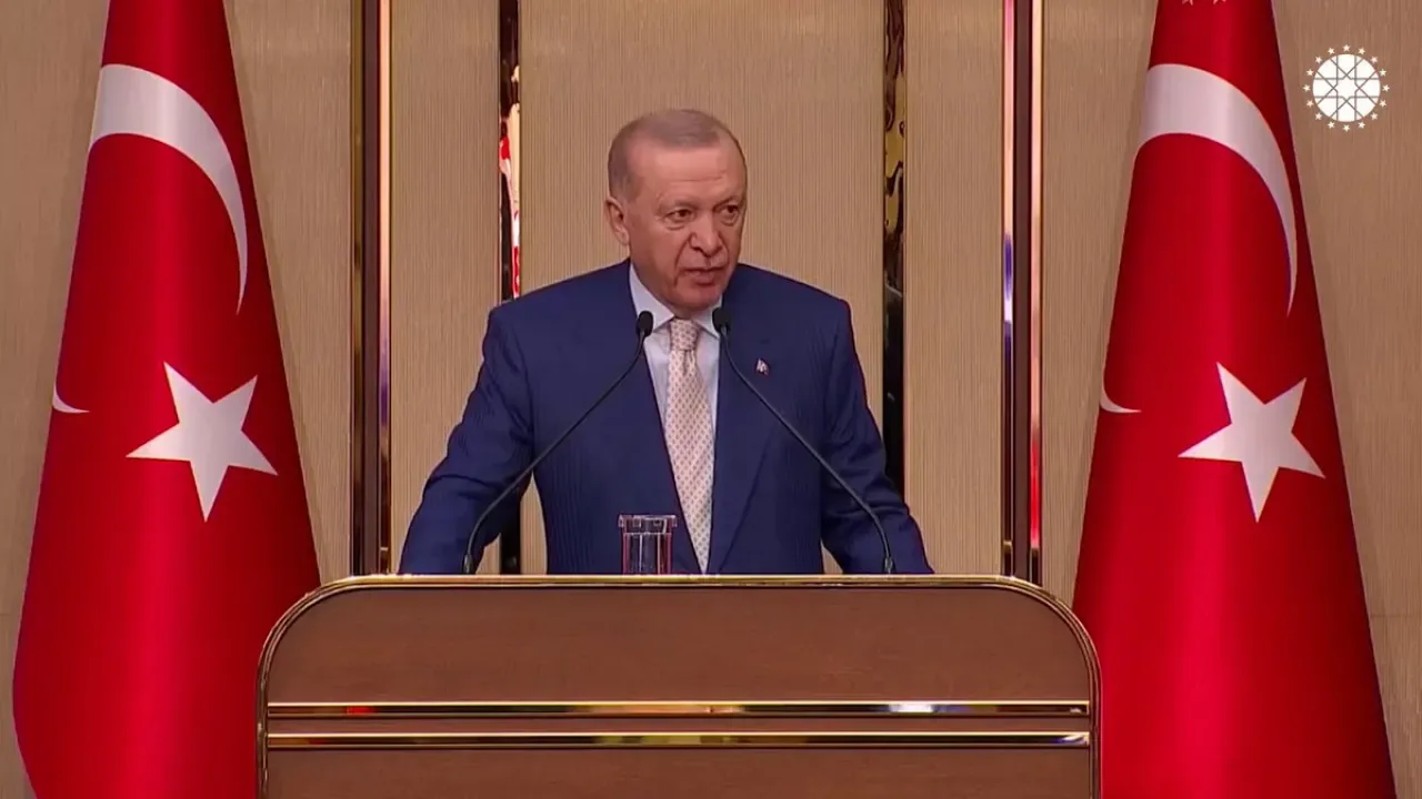 Erdoğan'dan Gençlere Tarihi Çağrı: "Kucaklayıcı Olun, İçinize Kapanmayın" Erdoğan'dan Gençlere Tarihi Çağrı: "Kucaklayıcı Olun, İçinize Kapanmayın"