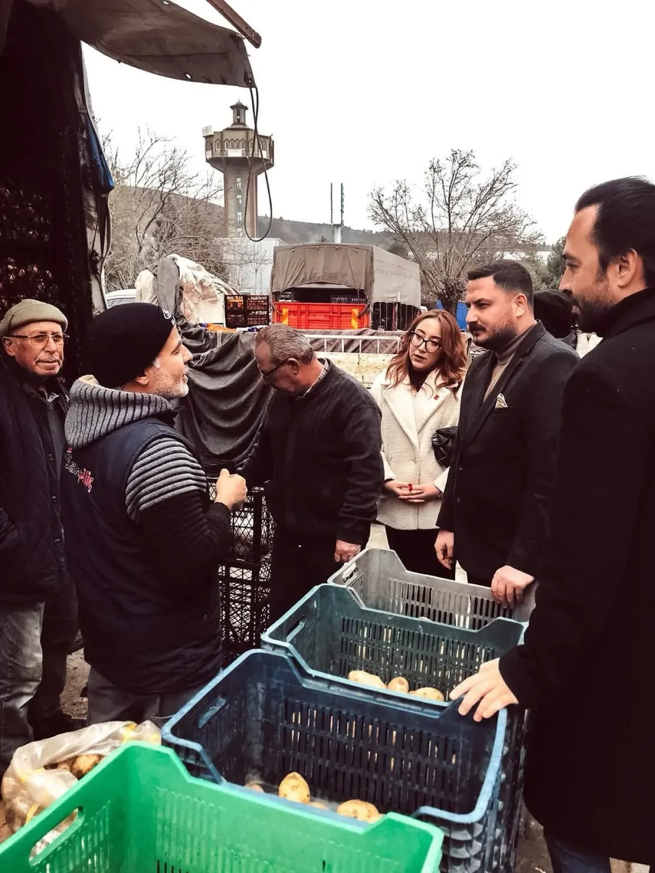 CHP Beypazarı Yönetimi, Halkın Gündemini Pazar Yerinde Dinledi CHP Beypazarı Yönetimi, Halkın Gündemini Pazar Yerinde Dinledi