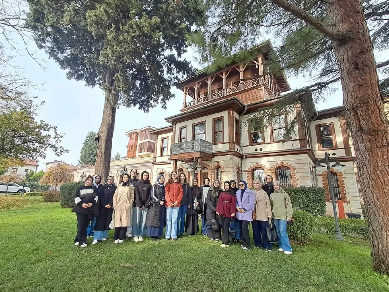 Gez Gör Kocaeli Projesi, Gençleri İzmit'in Tarihi Dokusuyla Buluşturuyor Gez Gör Kocaeli Projesi, Gençleri İzmit'in Tarihi Dokusuyla Buluşturuyor