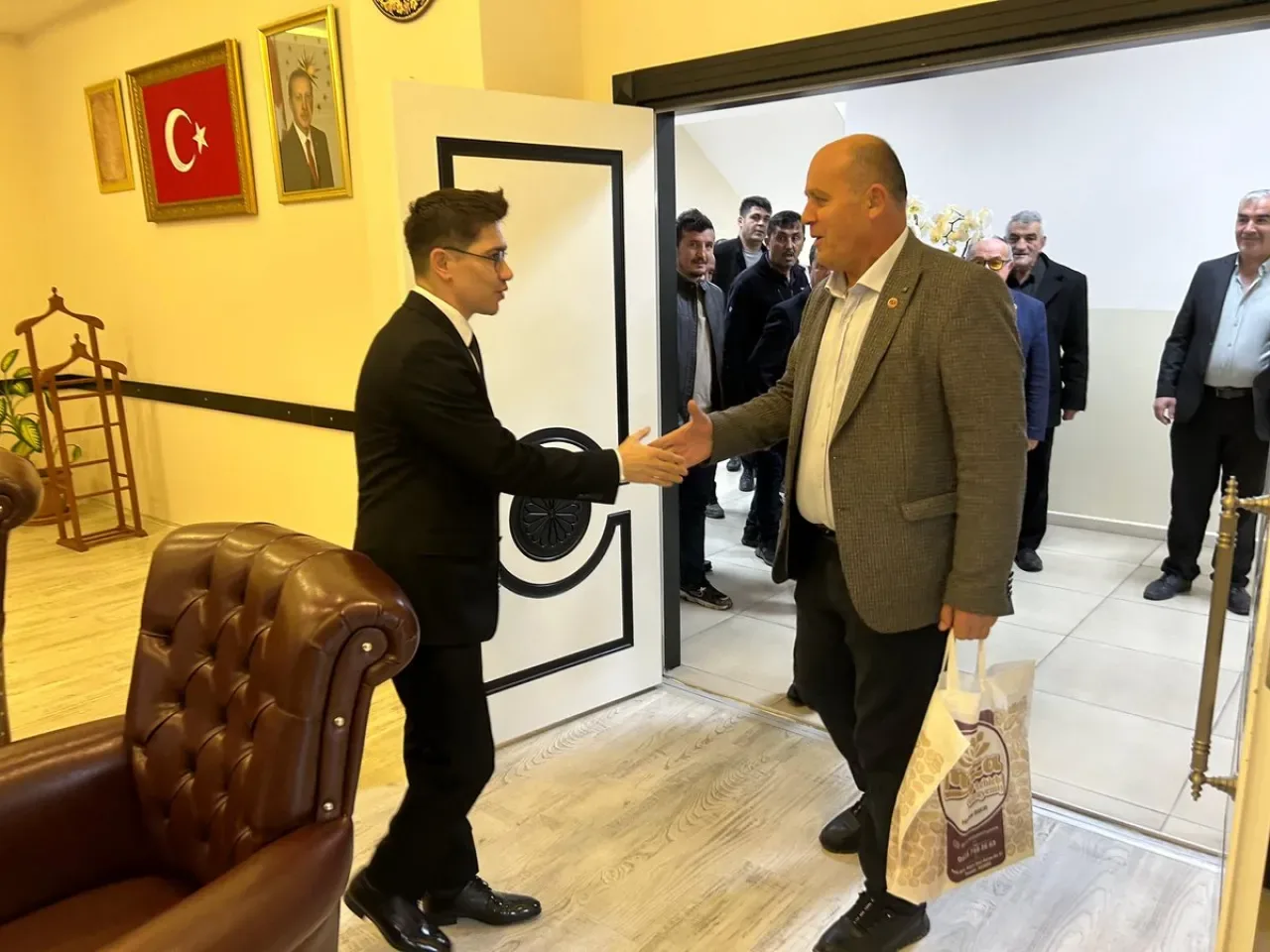 Büyükorhan Muhtarlar Derneği'nden Kaymakamlığa Ziyaret Büyükorhan Muhtarlar Derneği'nden Kaymakamlığa Ziyaret