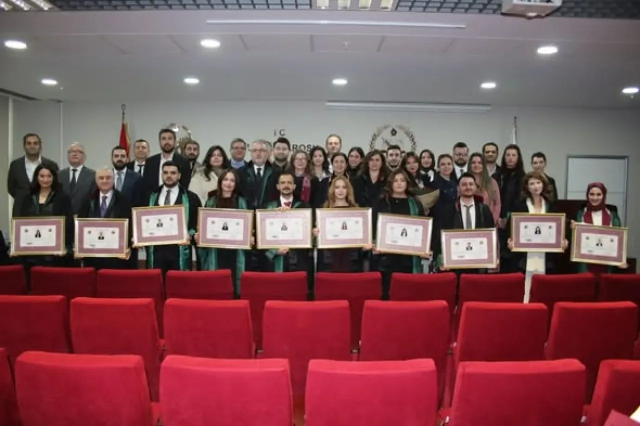 Bursa'da Adalete Yeni Soluk: 10 Yeni Avukat Mesleğe Adım Attı Bursa'da Adalete Yeni Soluk: 10 Yeni Avukat Mesleğe Adım Attı