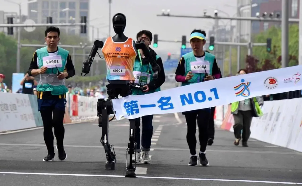 2026'da Tarihi Yarış: İnsansı Robotlar Maraton Koşacak 2026'da Tarihi Yarış: İnsansı Robotlar Maraton Koşacak