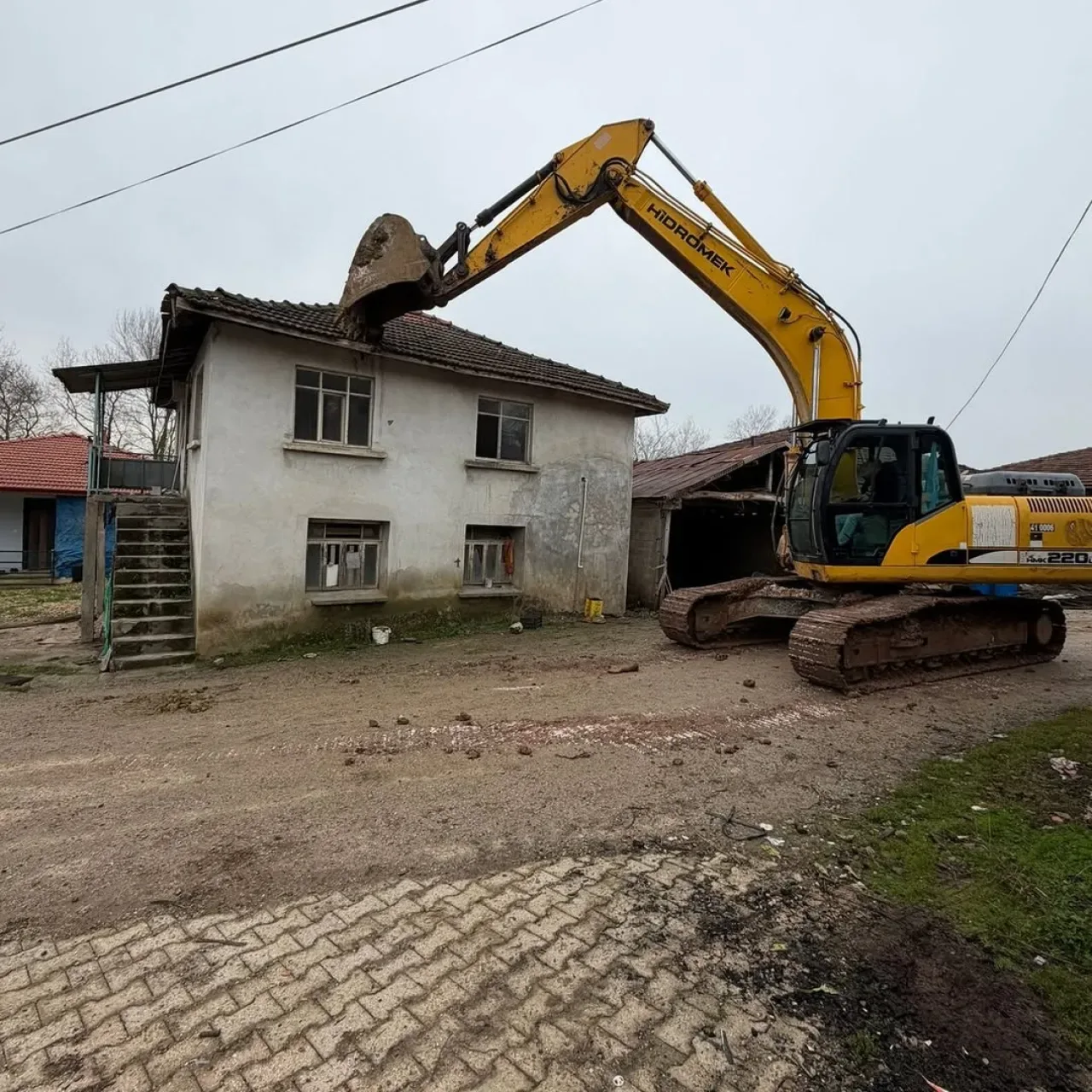 Kandıra'da Tarihi Cami Lojmanı Yıkılarak Yeni Proje İçin Alan Hazırlanıyor Kandıra'da Tarihi Cami Lojmanı Yıkılarak Yeni Proje İçin Alan Hazırlanıyor