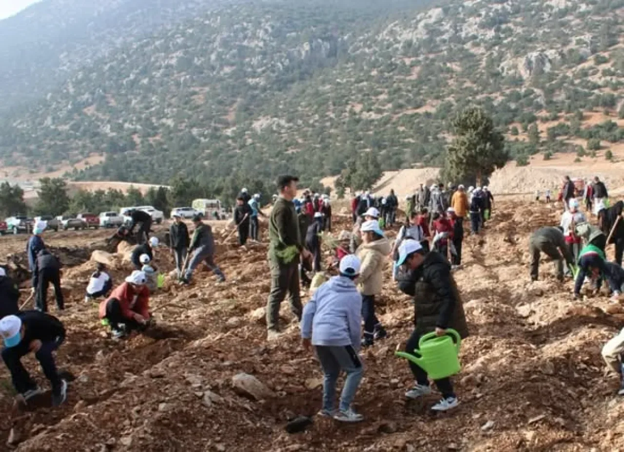 Korkuteli'nde Gelecek Nesiller İçin "Yeşil Vatan"a Nefes Oldular Korkuteli'nde Gelecek Nesiller İçin "Yeşil Vatan"a Nefes Oldular