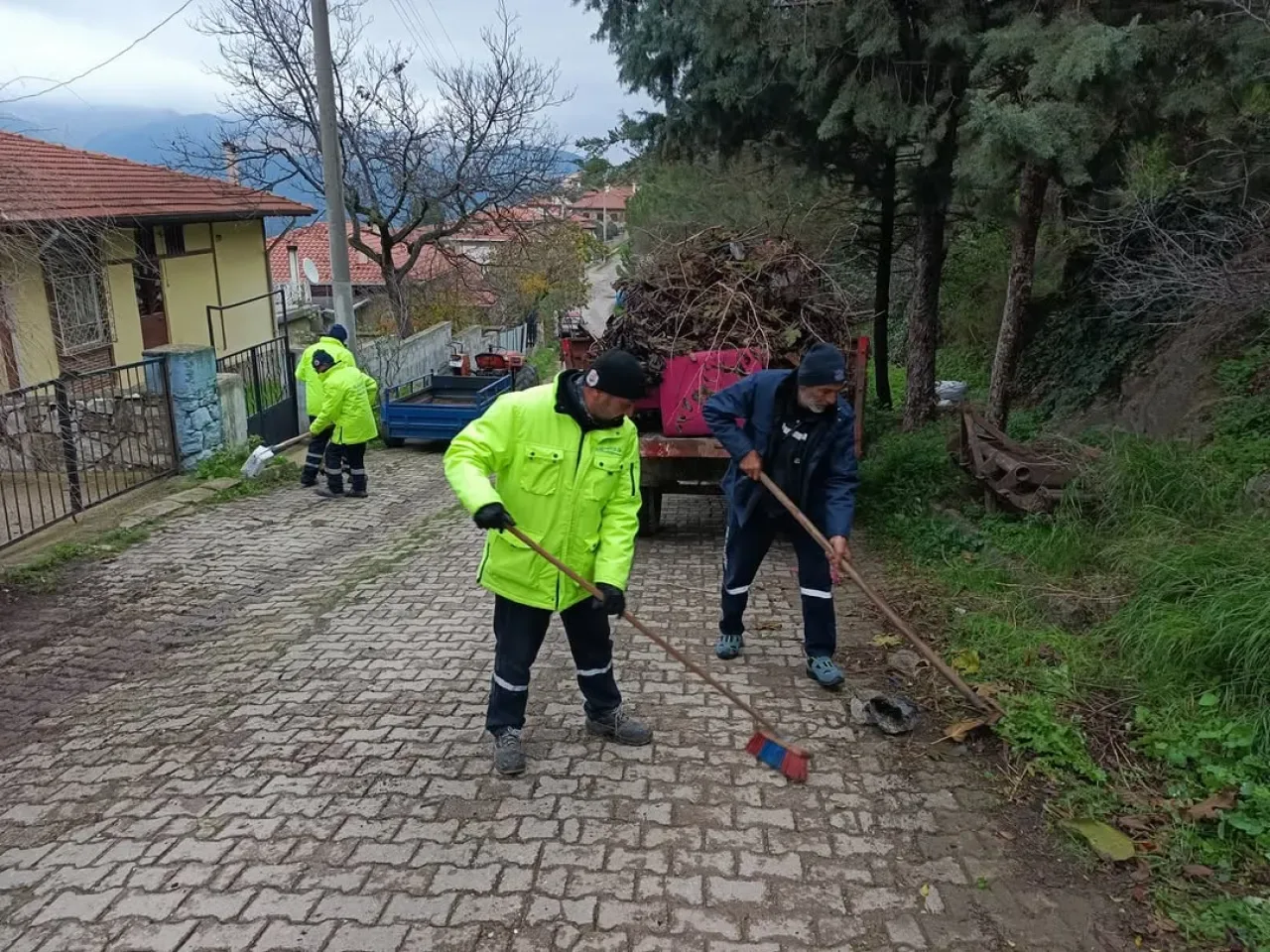 Gemlik'te Şehrin Nabzı Temizlikle Atıyor: Merkez ve Çevre Mahalleler Eş Zamanlı Temizleniyor Gemlik'te Şehrin Nabzı Temizlikle Atıyor: Merkez ve Çevre Mahalleler Eş Zamanlı Temizleniyor