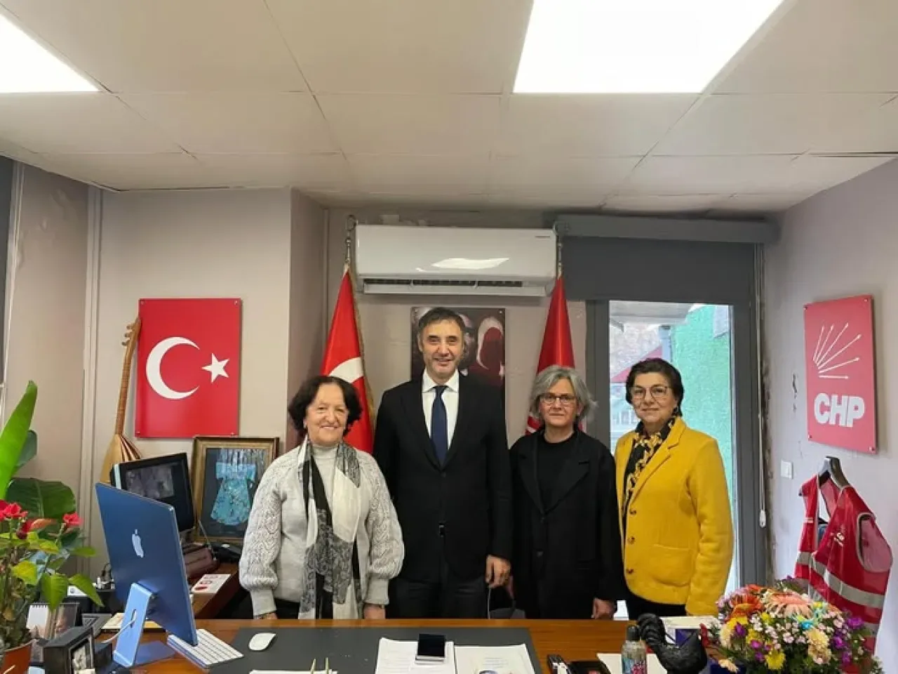 CHP Beşiktaş'ta Kadın Gücü: Parti Nöbetinde Birlik ve Dayanışma Mesajı CHP Beşiktaş'ta Kadın Gücü: Parti Nöbetinde Birlik ve Dayanışma Mesajı