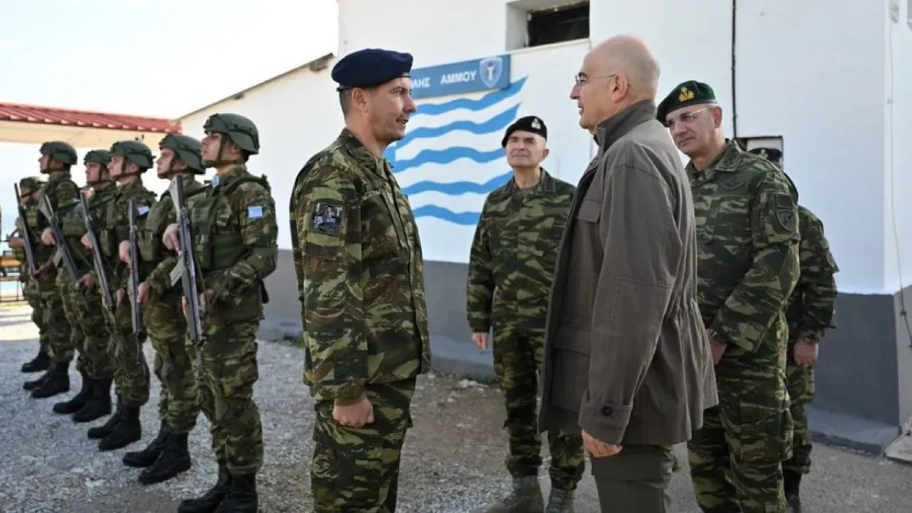 Yunanistan Savunma Bakanı Dendias, Türkiye'ye Yakın Sisam Adası'ndaki Askeri Üssü Ziyaret Etti Yunanistan Savunma Bakanı Dendias, Türkiye'ye Yakın Sisam Adası'ndaki Askeri Üssü Ziyaret Etti