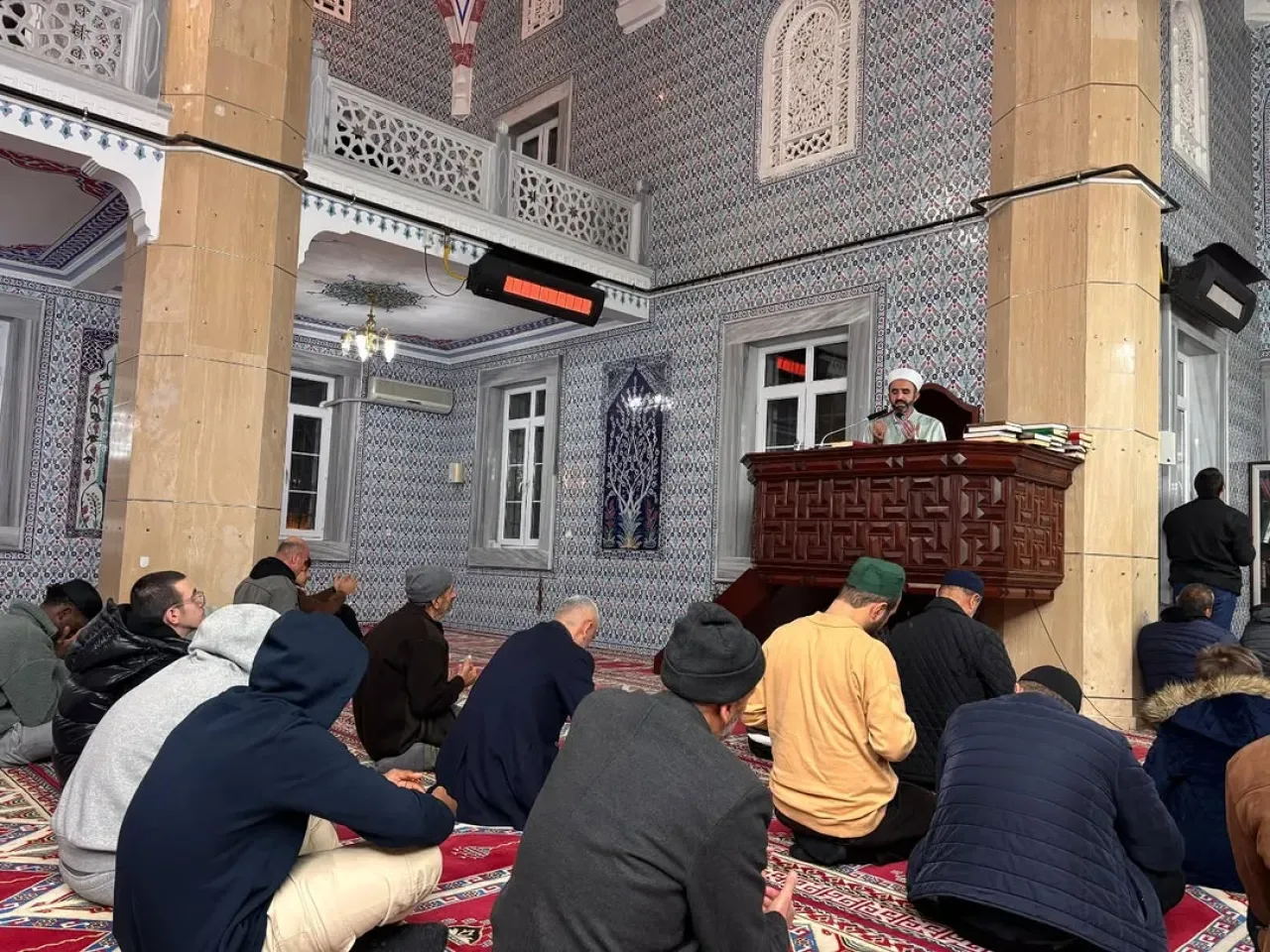 Çatalca'da Regaib Kandili Coşkusu: Gençlerin Okuduğu Kur'an-ı Kerim ile Gönüller Huzur Buldu Çatalca'da Regaib Kandili Coşkusu: Gençlerin Okuduğu Kur'an-ı Kerim ile Gönüller Huzur Buldu