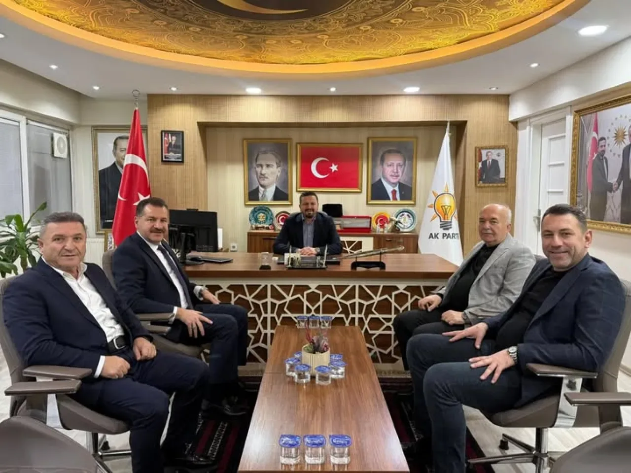 Balıkesir AK Parti'de Üst Düzey Ziyaret ve Birlik Mesajı Balıkesir AK Parti'de Üst Düzey Ziyaret ve Birlik Mesajı
