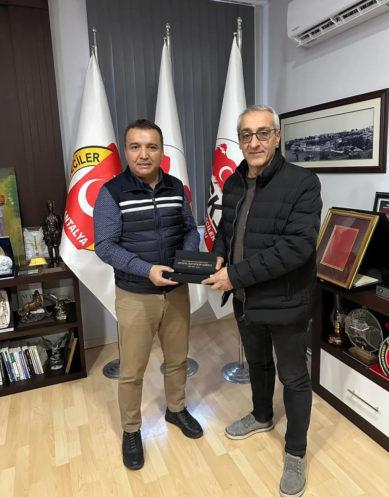 Antalya Gazeteciler Cemiyeti Başkanı'ndan Sağlık Haberi: Yunus Erdoğan Görevine Döndü Antalya Gazeteciler Cemiyeti Başkanı'ndan Sağlık Haberi: Yunus Erdoğan Görevine Döndü