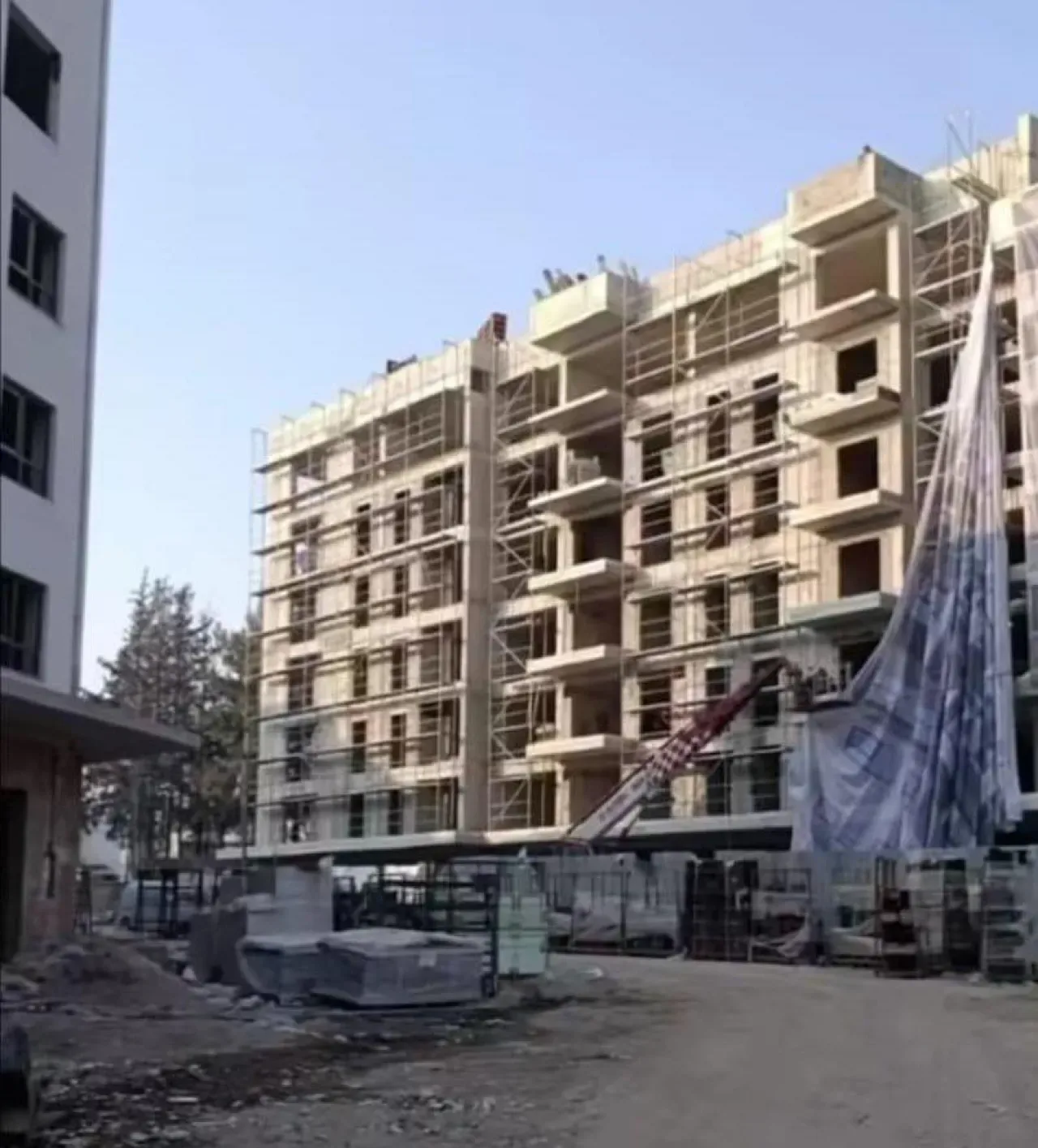 AKP'nin Siyaset Stratejisi: 'Makyajlı Vitrin' Eleştirisi AKP'nin Siyaset Stratejisi: 'Makyajlı Vitrin' Eleştirisi