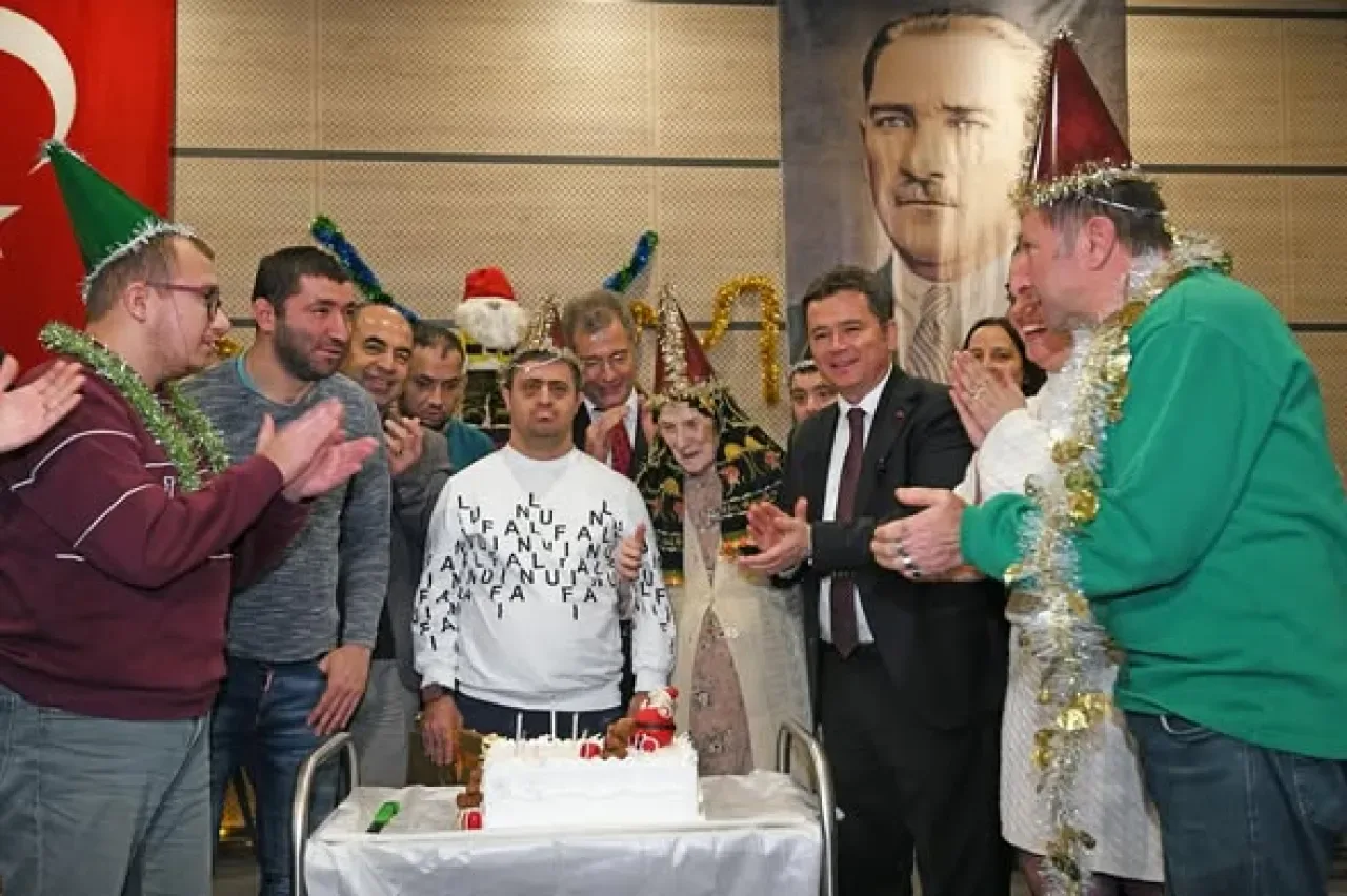 Osmangazi'de Huzurevi Sakinlerinden Yılbaşı Coşkusu Osmangazi'de Huzurevi Sakinlerinden Yılbaşı Coşkusu