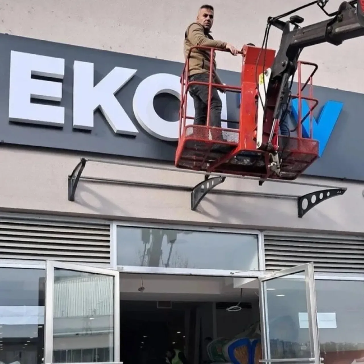 Ekol TV'nin Tabelaları Söküldü: Bir Dönem Sona Erdi Ekol TV'nin Tabelaları Söküldü: Bir Dönem Sona Erdi